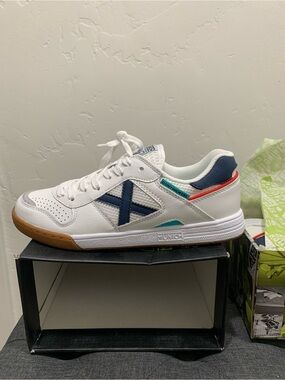 Munich Continental 958 Size EU 40 (≈26.4 cm) Futsal Indoor Soccer
(From UK)